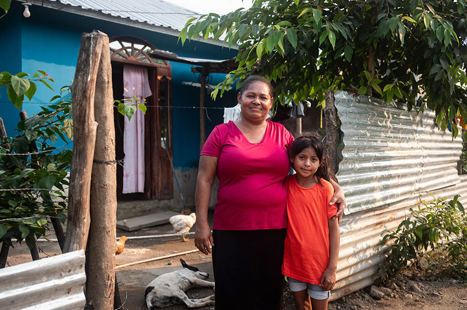 Nolvia Albertina Ovando, líder del Movimiento de Mujeres Campesinas Galileas, afuera de su casa en La Bomba, municipio de Jutiapa, Atlántida, Honduras. © ACNUDH/Vincent Tremeau