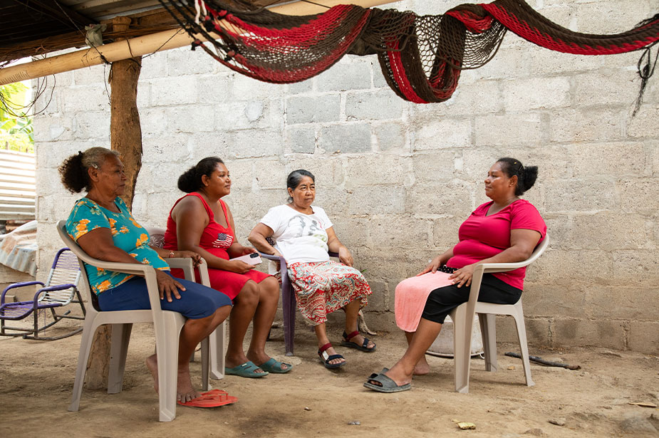 Nolvia Albertina Ovando (derecha), líder del Movimiento de Mujeres Campesinas Galileas, en La Bomba, municipio de Jutiapa, Atlántida, Honduras, con otras integrantes del Movimiento. © ACNUDH/Vincent Tremeau