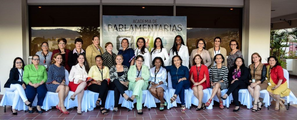 ACADEMIA DE PARLAMENTARIAS HONDURAS  Diputadas apuestan a legislar con una agenda interpartidaria para promover el desarrollo de las hondureñas 26 de septiembre de 2018